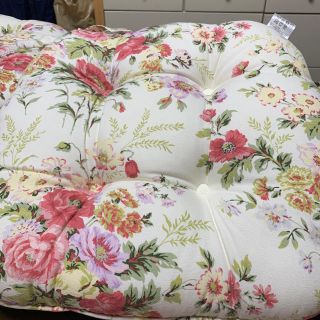 ローラアシュレイ(LAURA ASHLEY)のもにか様専用　ローラアシュレイ　クッション２枚(クッション)