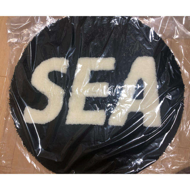 SEA(シー)のWIND AND SEA (ROUND) MAT / BLACK  インテリア/住まい/日用品のラグ/カーペット/マット(ラグ)の商品写真
