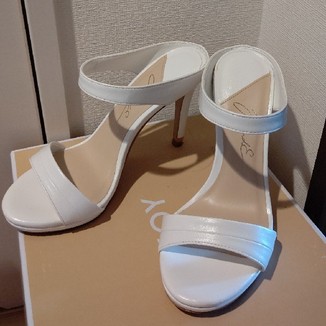 REZOY(リゾイ)のREZOY ホワイトサンダル レディースの靴/シューズ(サンダル)の商品写真