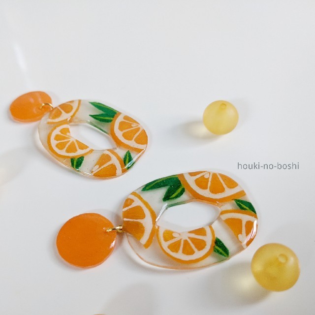 ジューシーオレンジのクリアピアス ハンドメイドのアクセサリー(ピアス)の商品写真