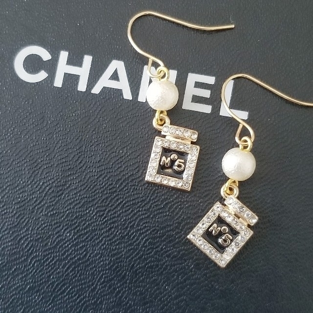 CHANEL(シャネル)のNo.5  ストーンパフュームピアス/BLACK ハンドメイドのアクセサリー(ピアス)の商品写真