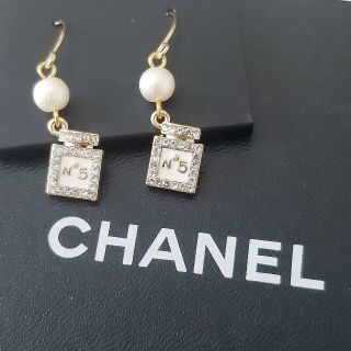 シャネル(CHANEL)のNo.5　ストーンパフュームピアス/WHITE(ピアス)