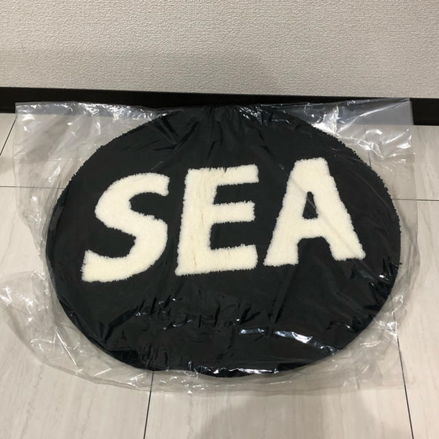 wind and sea round mat black ラグ