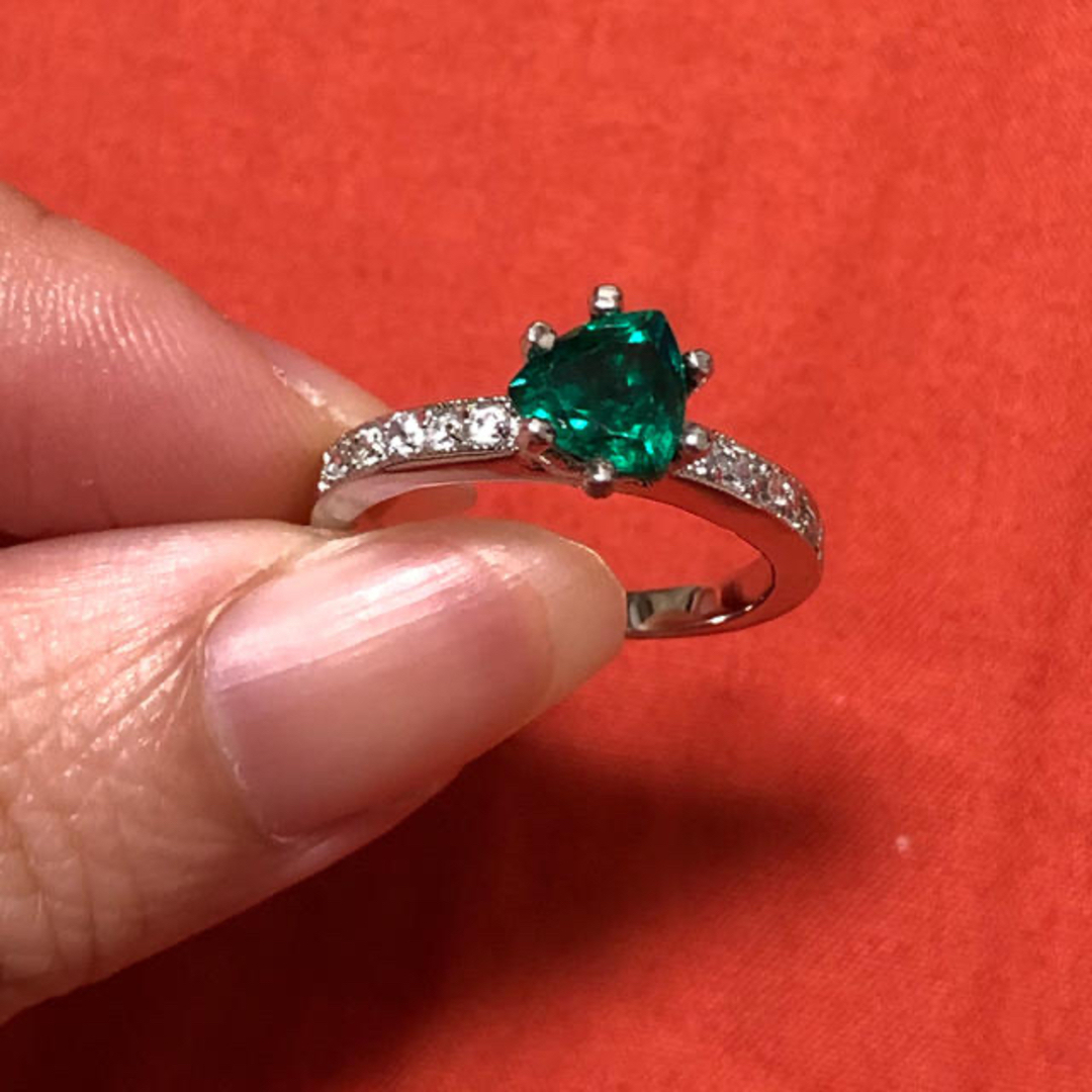 Grimoire(グリモワール)のヴィンテージ  指輪　緑　シルバー　キラキラ　💚💚💚 レディースのアクセサリー(リング(指輪))の商品写真