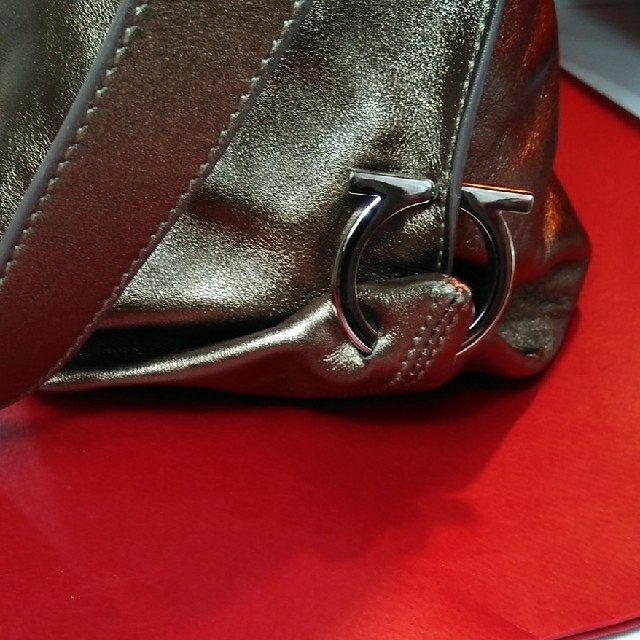 最終お値下げ正規Salvatore Ferragamoソフィアショルダーバッグ