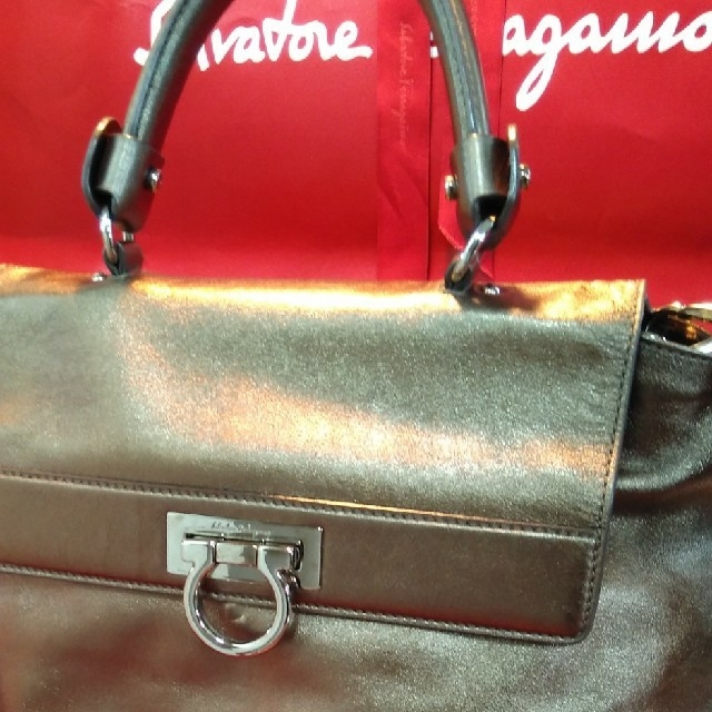 最終お値下げ正規Salvatore Ferragamoソフィアショルダーバッグ