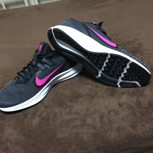 NIKE(ナイキ)のナイキ#24.5＃黒グレーピンク可愛いシユーズです レディースの靴/シューズ(スニーカー)の商品写真