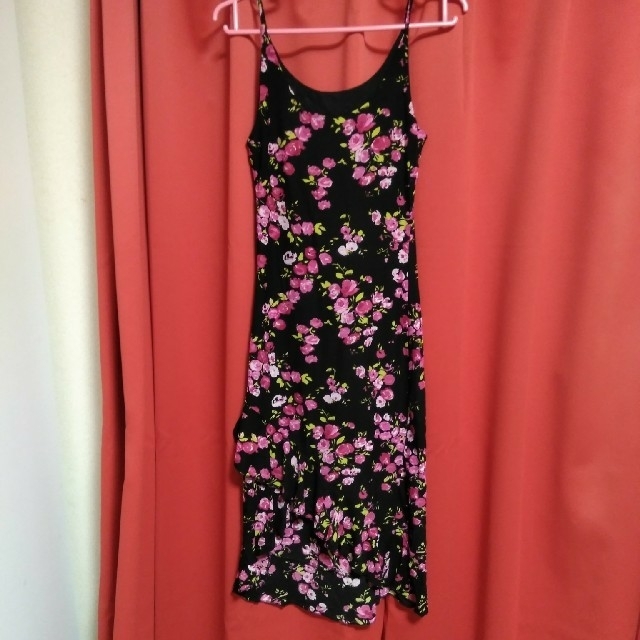 黒にピンクの花模様ドレス レディースのワンピース(ロングワンピース/マキシワンピース)の商品写真