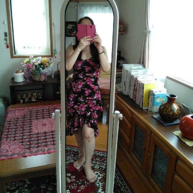 黒にピンクの花模様ドレス レディースのワンピース(ロングワンピース/マキシワンピース)の商品写真