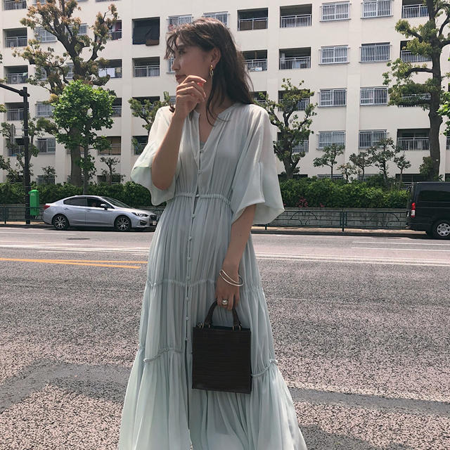 Ameri VINTAGE(アメリヴィンテージ)のアメリヴィンテージ　SHEER TIERED DRESS レディースのワンピース(ロングワンピース/マキシワンピース)の商品写真