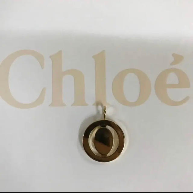 Chloe(クロエ)の新品　クロエ　イニシャル　O ハンドメイドのアクセサリー(チャーム)の商品写真