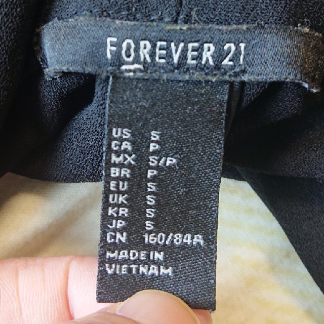 FOREVER 21(フォーエバートゥエンティーワン)のFOREVER 21＊薄手黒ジャケット＊Sサイズ レディースのジャケット/アウター(テーラードジャケット)の商品写真