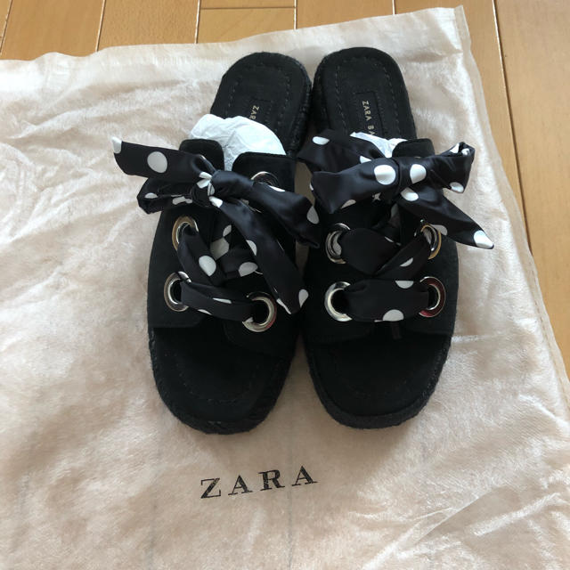 ZARA(ザラ)の新品未使用 ドット柄シューレース付エスパドリーユサンダル サテンリボン シルバー レディースの靴/シューズ(サンダル)の商品写真