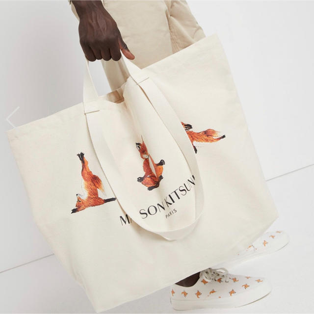 MAISON KITSUNE'(メゾンキツネ)の新品未使用☆メゾンキツネ☆XXL TOTE BAG 3YOGA FOXES レディースのバッグ(トートバッグ)の商品写真