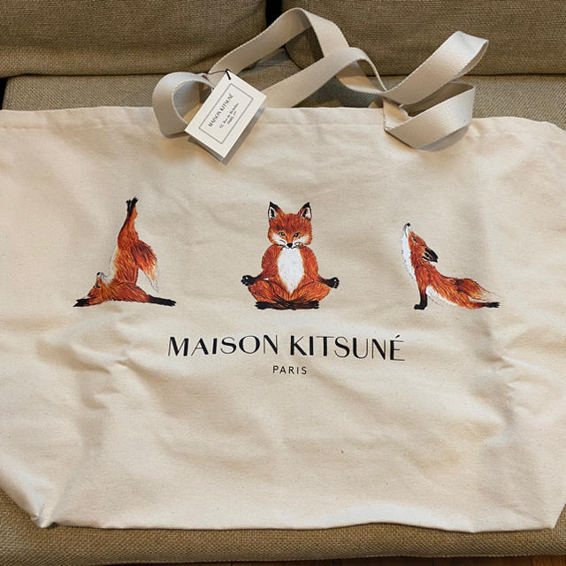 MAISON KITSUNE'(メゾンキツネ)の新品未使用☆メゾンキツネ☆XXL TOTE BAG 3YOGA FOXES レディースのバッグ(トートバッグ)の商品写真