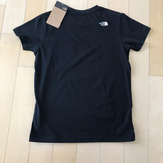 THE NORTH FACE(ザノースフェイス)の【新品未使用】ノースフェースSIMPLE LOGOPOCKET TEEレディース レディースのトップス(Tシャツ(半袖/袖なし))の商品写真