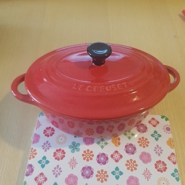 LE CREUSET(ルクルーゼ)の新品ルクルーゼ オーバルココット レッド他色あり インテリア/住まい/日用品のキッチン/食器(食器)の商品写真