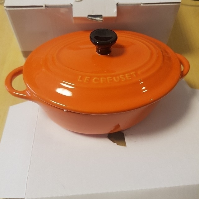 LE CREUSET(ルクルーゼ)の新品ルクルーゼ オーバルココット レッド他色あり インテリア/住まい/日用品のキッチン/食器(食器)の商品写真