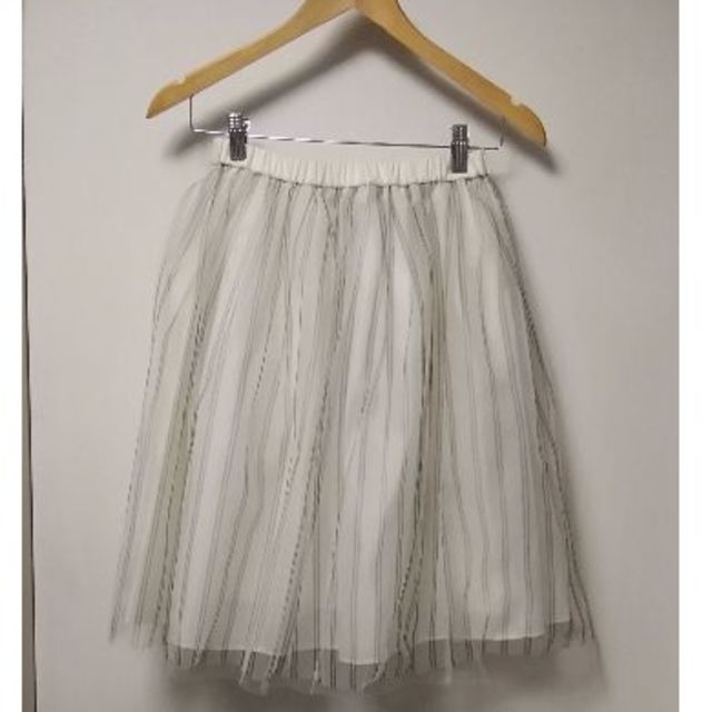 URBAN RESEARCH(アーバンリサーチ)の値下げ中🖤美品🖤 ﾁｭｰﾙ ｽｶｰﾄ　ｽﾄﾗｲﾌﾟ  レディースのスカート(ひざ丈スカート)の商品写真