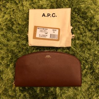 アーペーセー(A.P.C)の売り切り値下げ！新品未使用アーペーセー長財布ハーフムーン(財布)