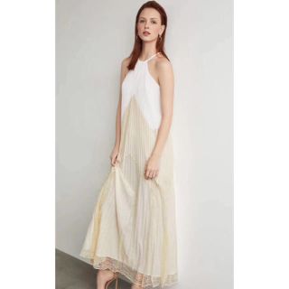 ビーシービージーマックスアズリア(BCBGMAXAZRIA)の❤️BCBGMAXAZRIA21新作新品　ベージュロングワンピースドレス結婚式 (ロングワンピース/マキシワンピース)