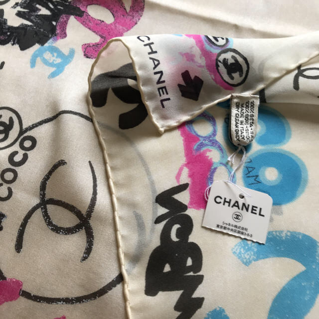 CHANEL(シャネル)のCHANEL♡未使用 タグ付き グラフィックココ スカーフ レディースのファッション小物(バンダナ/スカーフ)の商品写真
