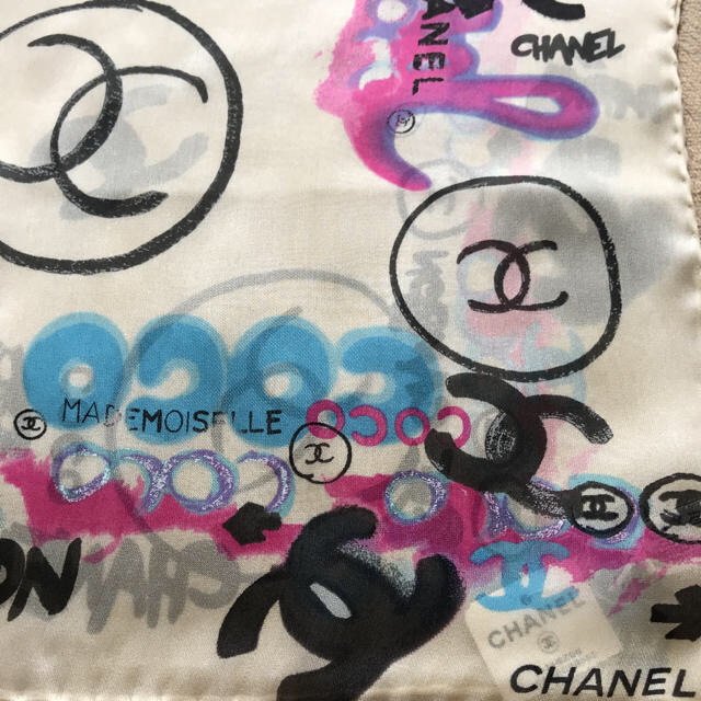 CHANEL(シャネル)のCHANEL♡未使用 タグ付き グラフィックココ スカーフ レディースのファッション小物(バンダナ/スカーフ)の商品写真