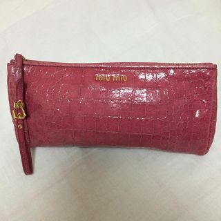 ミュウミュウ(miumiu)のmiu miu クロコ型押レザークラッチ(クラッチバッグ)