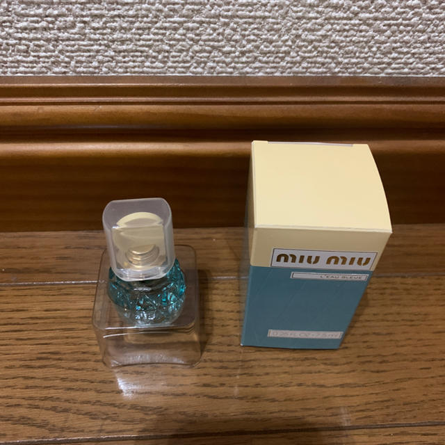 miumiu(ミュウミュウ)のmiumiu ミュウミュウ ロー ブルー　香水 ミニボトル 7.5ml コスメ/美容の香水(香水(女性用))の商品写真