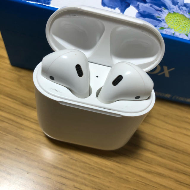 Apple(アップル)のairpods 第一世代　完動品　Apple純正品 スマホ/家電/カメラのオーディオ機器(ヘッドフォン/イヤフォン)の商品写真