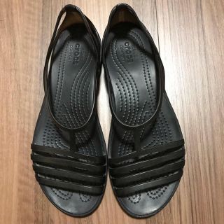 クロックス(crocs)の【美品】★クロックス　イザベラ　サンダル　黒 W6/ 22cm✳︎実サイズ23㎝(サンダル)