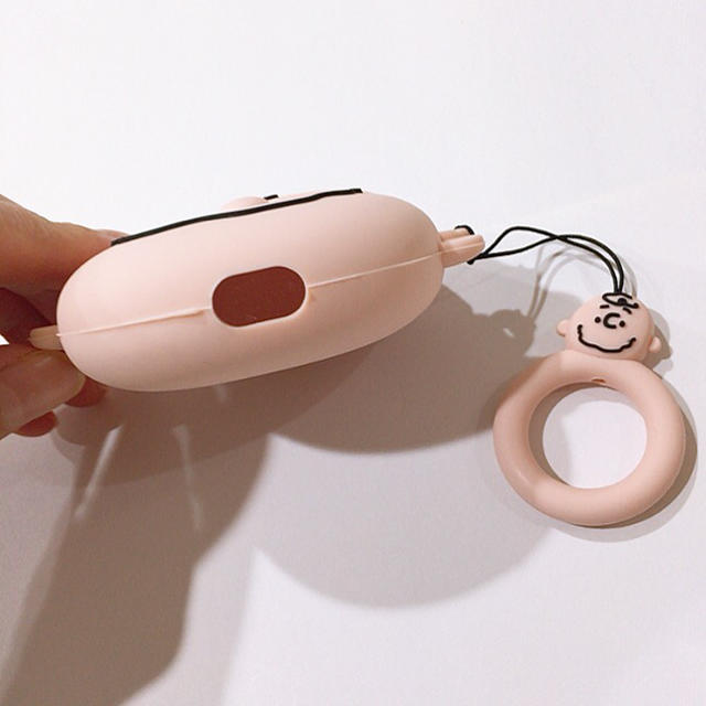 即日発送 ストラップ付きチャーリーブラウンAirPods Proケース スマホ/家電/カメラのオーディオ機器(ヘッドフォン/イヤフォン)の商品写真