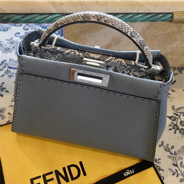 FENDI(フェンディ)の美品 fendi フェンディ ピーカブー セレリア パイソン ミディアム レディースのバッグ(ハンドバッグ)の商品写真
