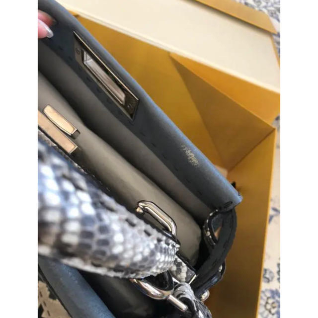 FENDI(フェンディ)の美品 fendi フェンディ ピーカブー セレリア パイソン ミディアム レディースのバッグ(ハンドバッグ)の商品写真