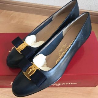 サルヴァトーレフェラガモ(Salvatore Ferragamo)の美品　値下げ　フェラガモ   パンプス　紺色　6 23cm(ハイヒール/パンプス)