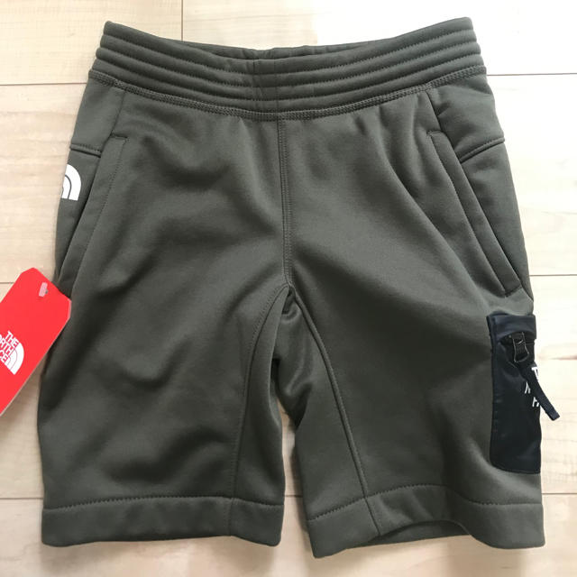 THE NORTH FACE(ザノースフェイス)の2点英国限定【新品】ノースフェイス キッズ パンツ ショートパンツ XS キッズ/ベビー/マタニティのキッズ服男の子用(90cm~)(パンツ/スパッツ)の商品写真