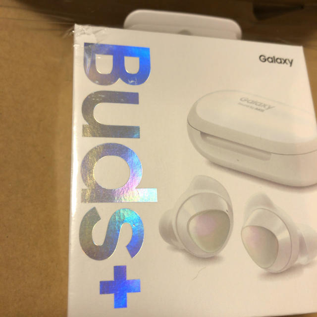 Galaxy(ギャラクシー)のGALAXY buds+　 ギャラクシー　バッズプラス  ホワイト　白 スマホ/家電/カメラのオーディオ機器(ヘッドフォン/イヤフォン)の商品写真