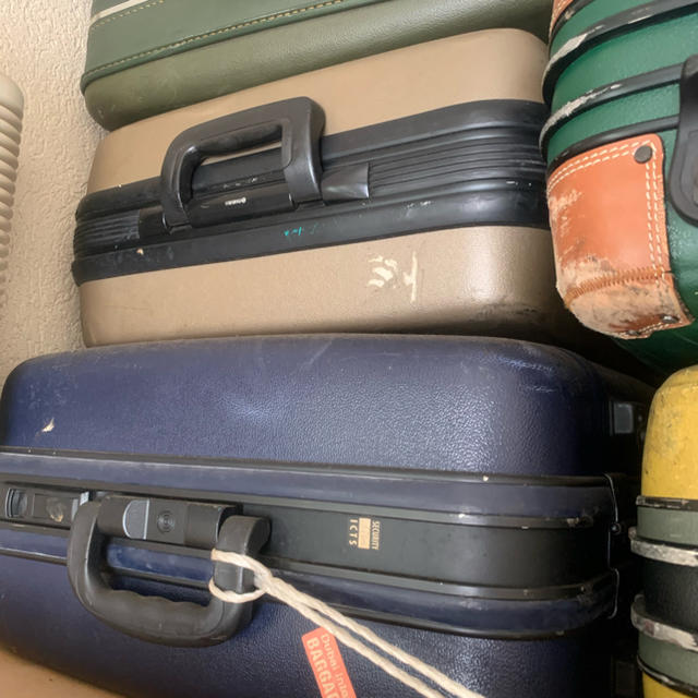スーツケース　左下　紺色