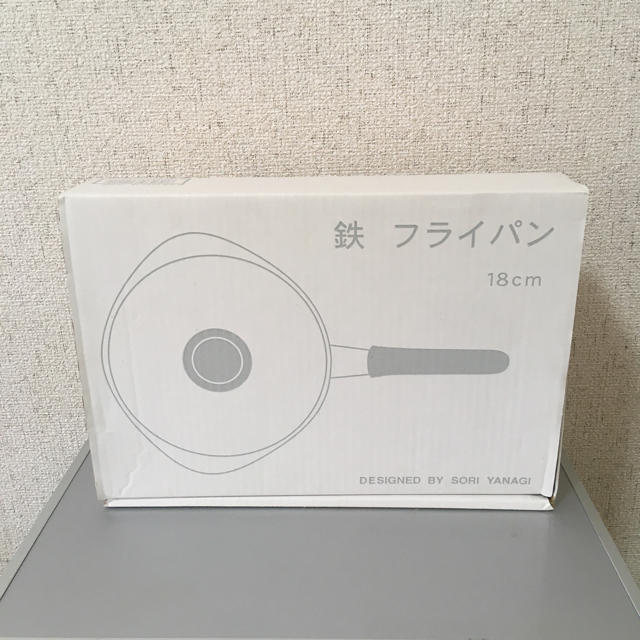 柳宗理(ヤナギソウリ)の新品未使用 柳宗理 鉄フライパン 18cm 蓋付き インテリア/住まい/日用品のキッチン/食器(鍋/フライパン)の商品写真