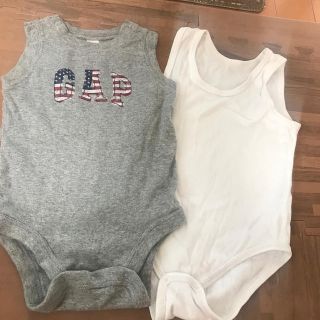 ベビーギャップ(babyGAP)のgap   グレー　　ロンパース  USA 白はおまけ　70 (ロンパース)