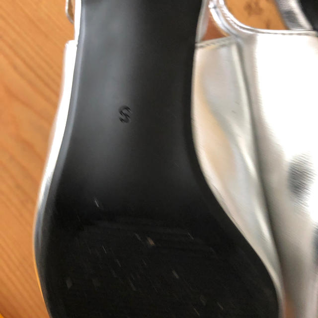 GU(ジーユー)のgu シルバーパンプス　サイズS レディースの靴/シューズ(ハイヒール/パンプス)の商品写真