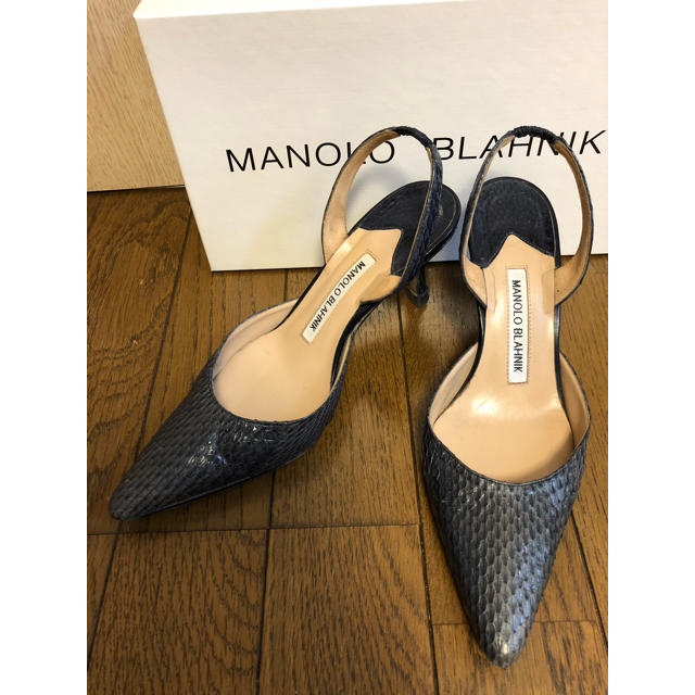 MANOLO BLAHNIK マノロブラニク CAROLYNE ネイビー 大流行中! 8325円