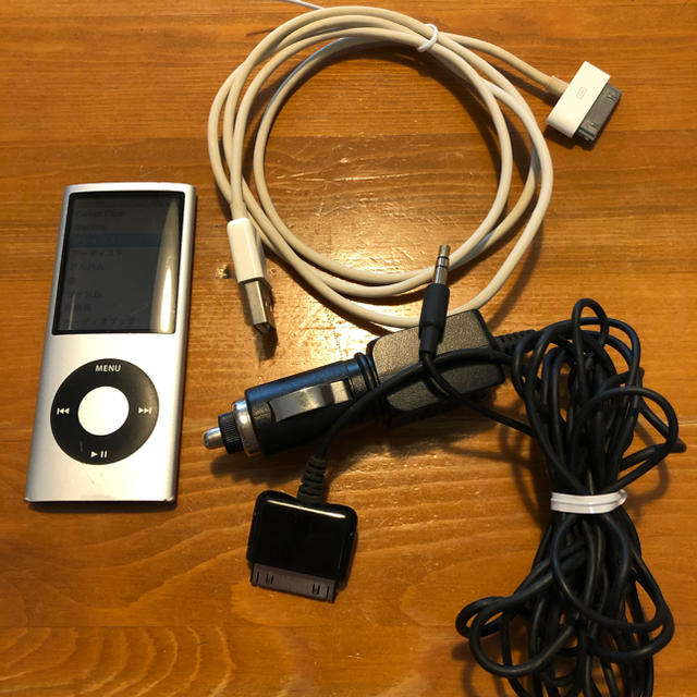 Apple(アップル)のiPod nano 第4世代8G シルバー中古品 純正充電コードとおまけのコード スマホ/家電/カメラのオーディオ機器(ポータブルプレーヤー)の商品写真