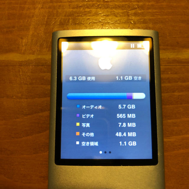 Apple(アップル)のiPod nano 第4世代8G シルバー中古品 純正充電コードとおまけのコード スマホ/家電/カメラのオーディオ機器(ポータブルプレーヤー)の商品写真