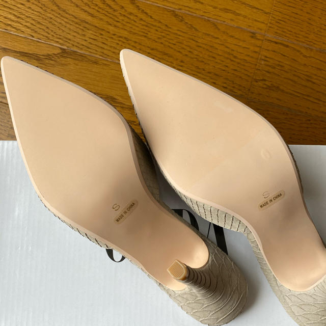 GYDA(ジェイダ)のGYDA マットクロコポインテッドミュール　ベージュ　新品未使用　Ｓ レディースの靴/シューズ(ミュール)の商品写真