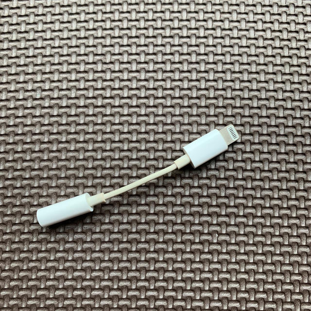 Apple(アップル)のイヤホンジャック変換器 スマホ/家電/カメラの生活家電(変圧器/アダプター)の商品写真