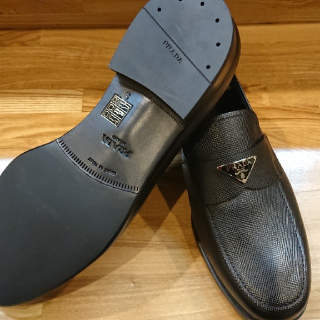 PRADA(プラダ)のPRADA ブラック レザー ローファー size9 (28cm) メンズの靴/シューズ(ドレス/ビジネス)の商品写真