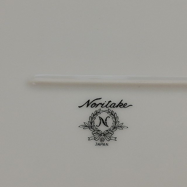 Noritake(ノリタケ)のノリタケ　大皿　白　金彩　 インテリア/住まい/日用品のキッチン/食器(食器)の商品写真