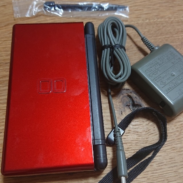 ニンテンドーDS(ニンテンドーDS)の美品！ニンテンドーDS  lite レッド×ブラック エンタメ/ホビーのゲームソフト/ゲーム機本体(携帯用ゲーム機本体)の商品写真