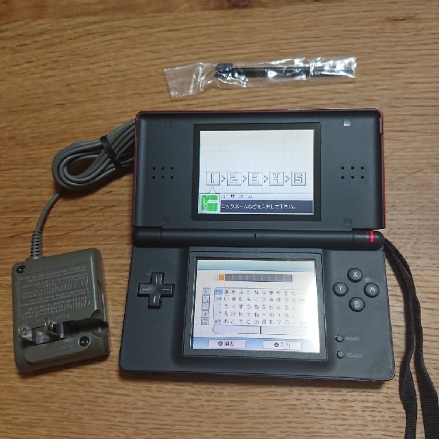 ニンテンドーDS(ニンテンドーDS)の美品！ニンテンドーDS  lite レッド×ブラック エンタメ/ホビーのゲームソフト/ゲーム機本体(携帯用ゲーム機本体)の商品写真